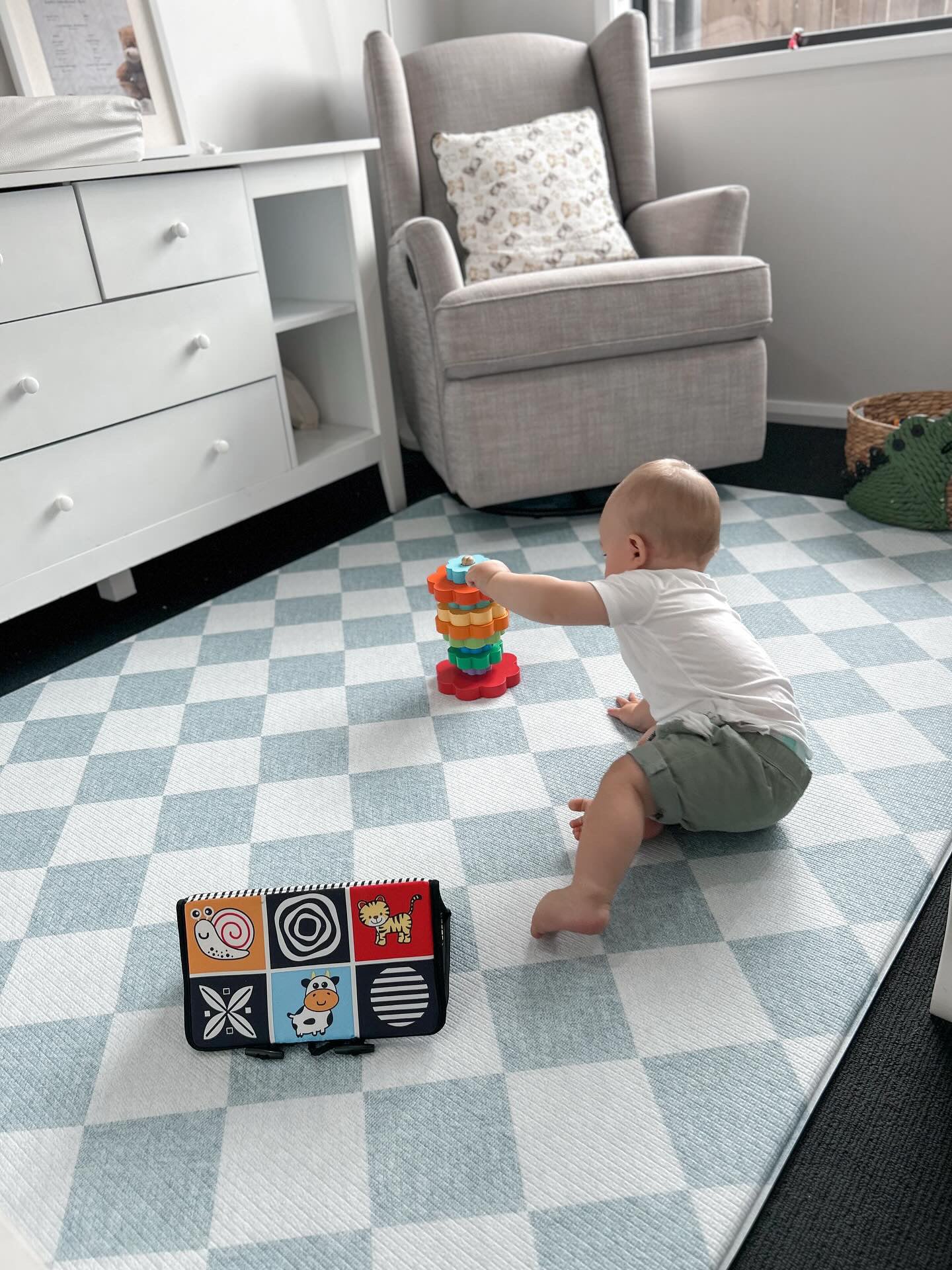 A blue and white checkered rug enhances the decor of a modern living room.
