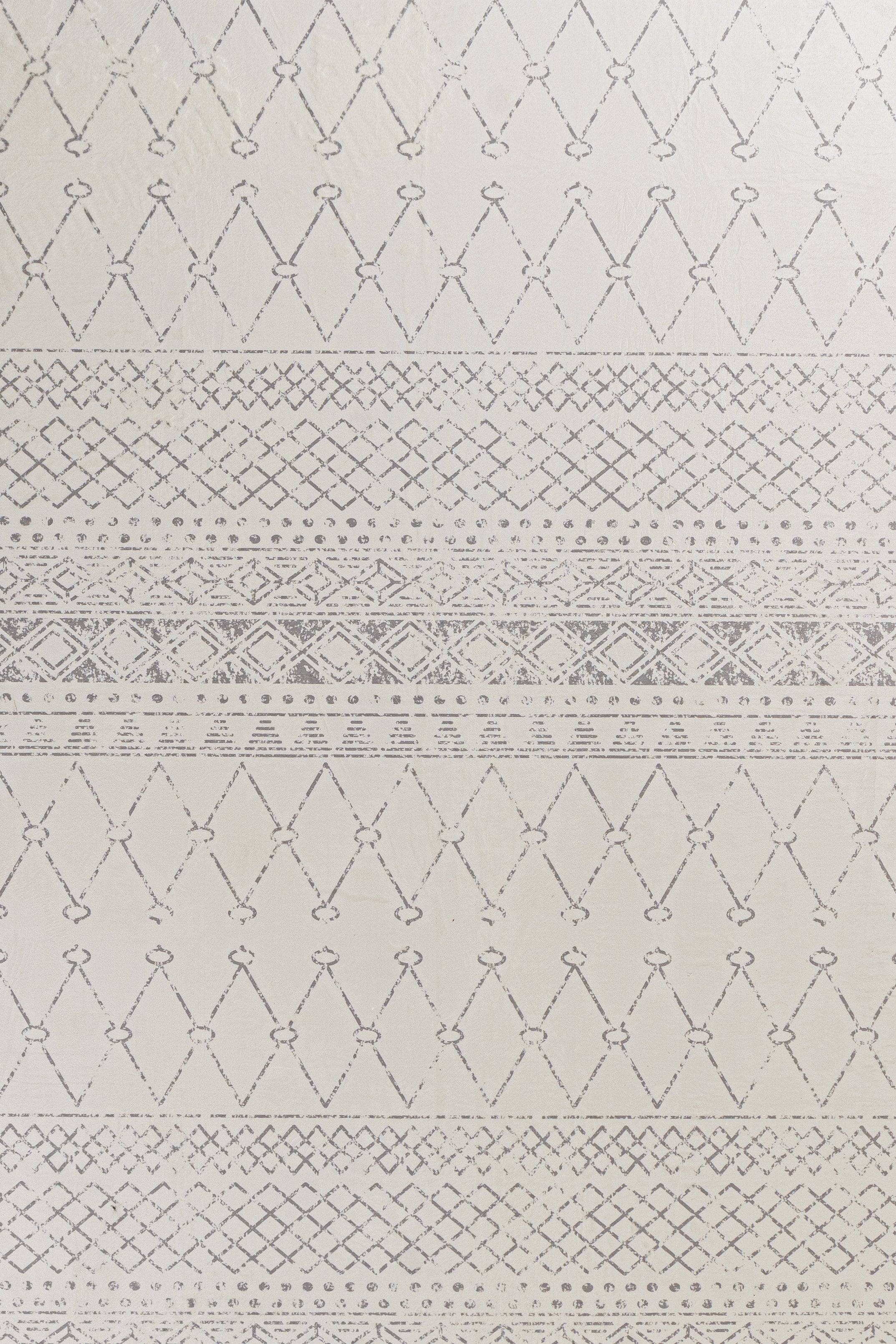 White and gray boho rug featuring a modern geometric pattern, creating a stylish and contemporary aesthetic.